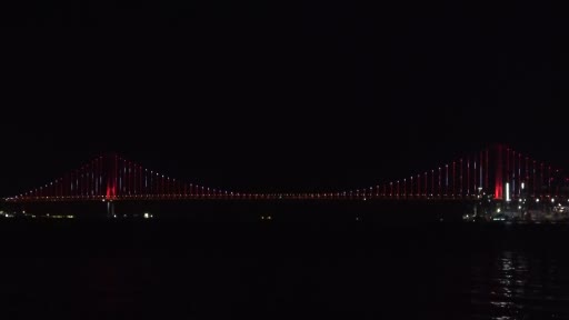 Osmangazi Köprüsü kırmızı-beyaza büründü