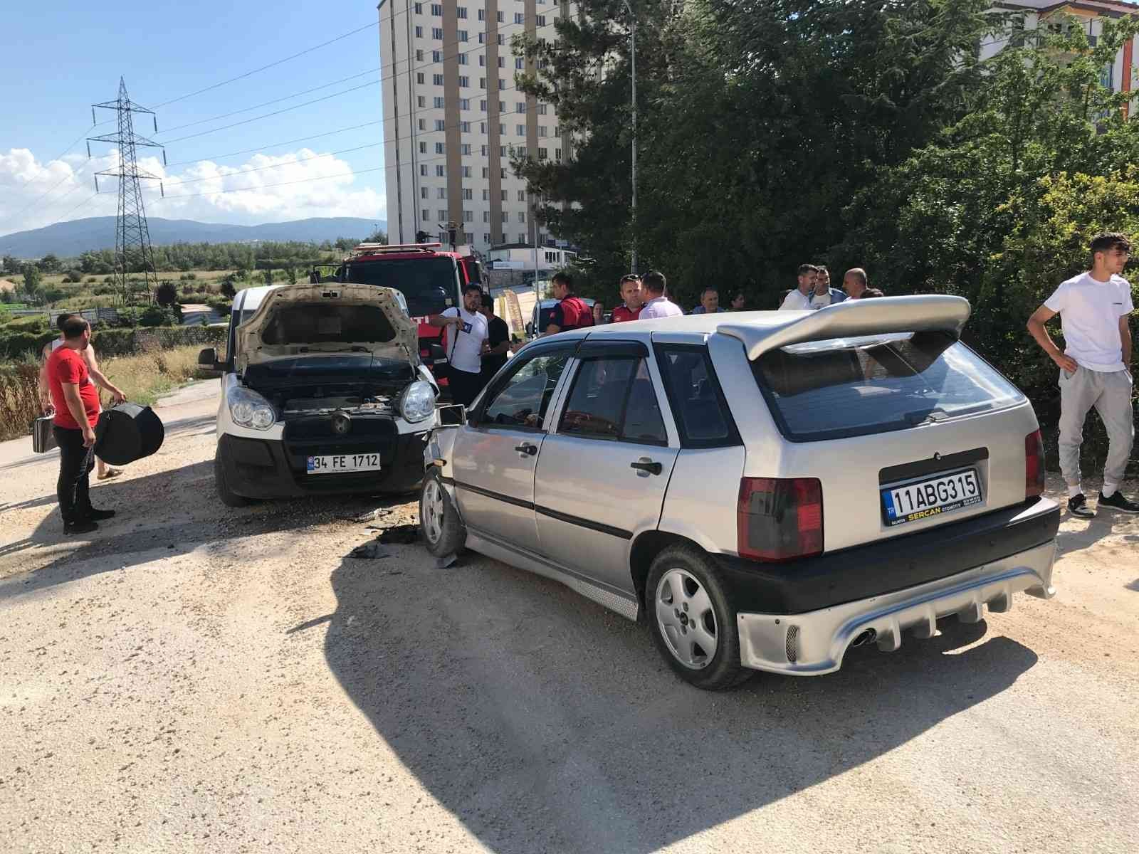 Bilecik’te 2 araç kafa kafa çarpıştı, 3 kişi yaralandı