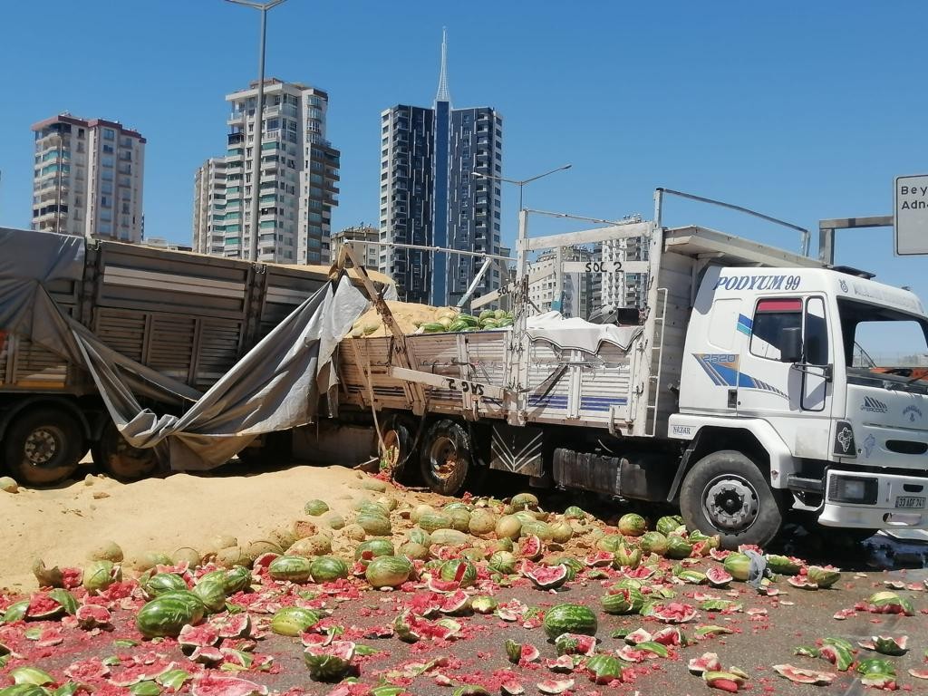 Tır, kamyona arkadan çarptı