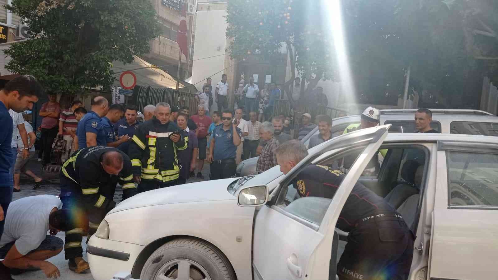 Esnaf, güvenlik görevlisi, polis el ele verdi, otomobildeki yangın söndürüldü