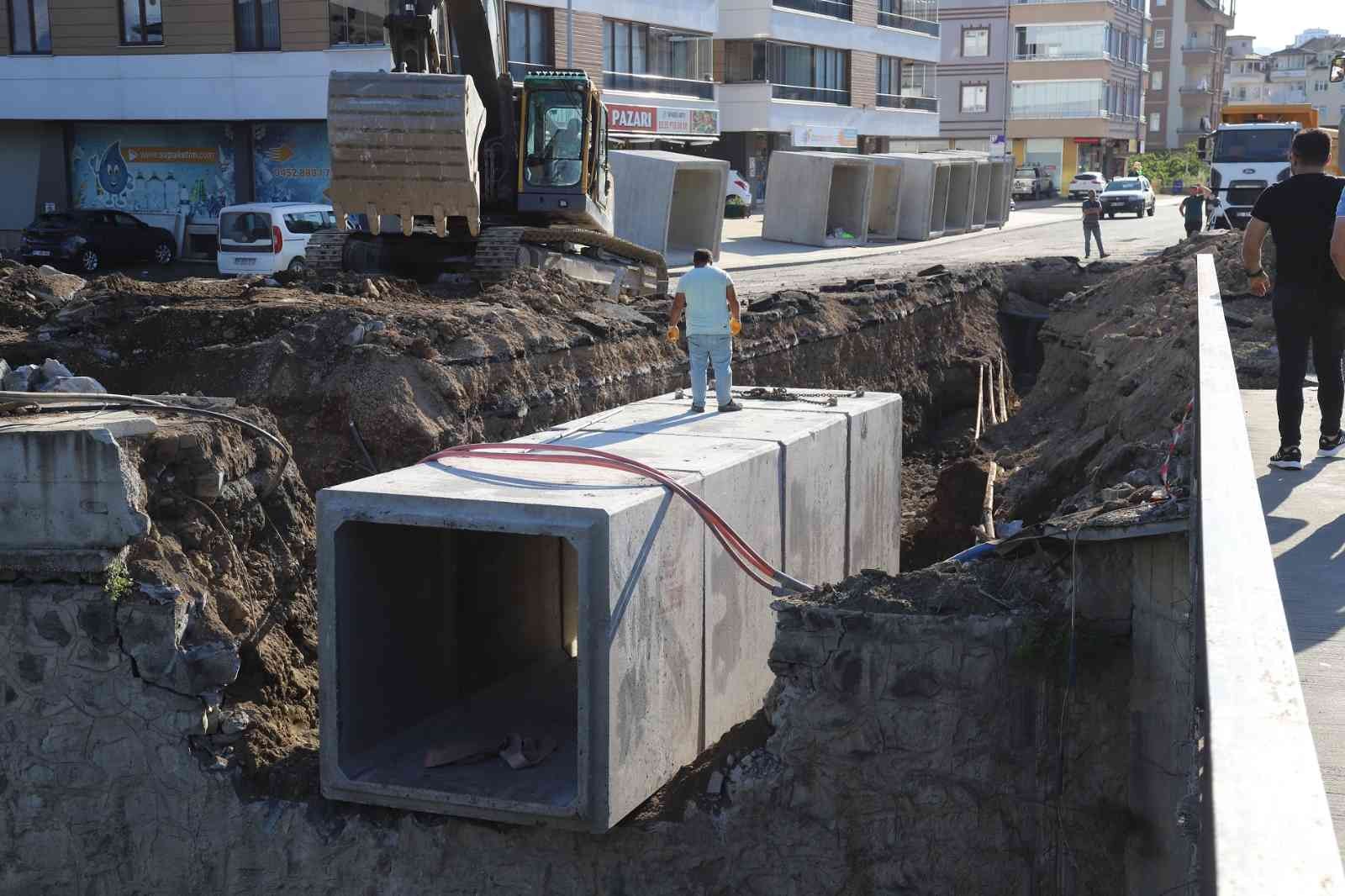 Altınordu’da 30 yıllık yağmur suyu hattı sil baştan yenileniyor