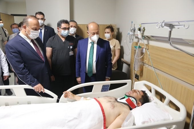 Çalışma ve Sosyal Güvenlik Bakanı Vedat Bilgin, trafik kazasında yaralanan polis memurunu ziyaret etti