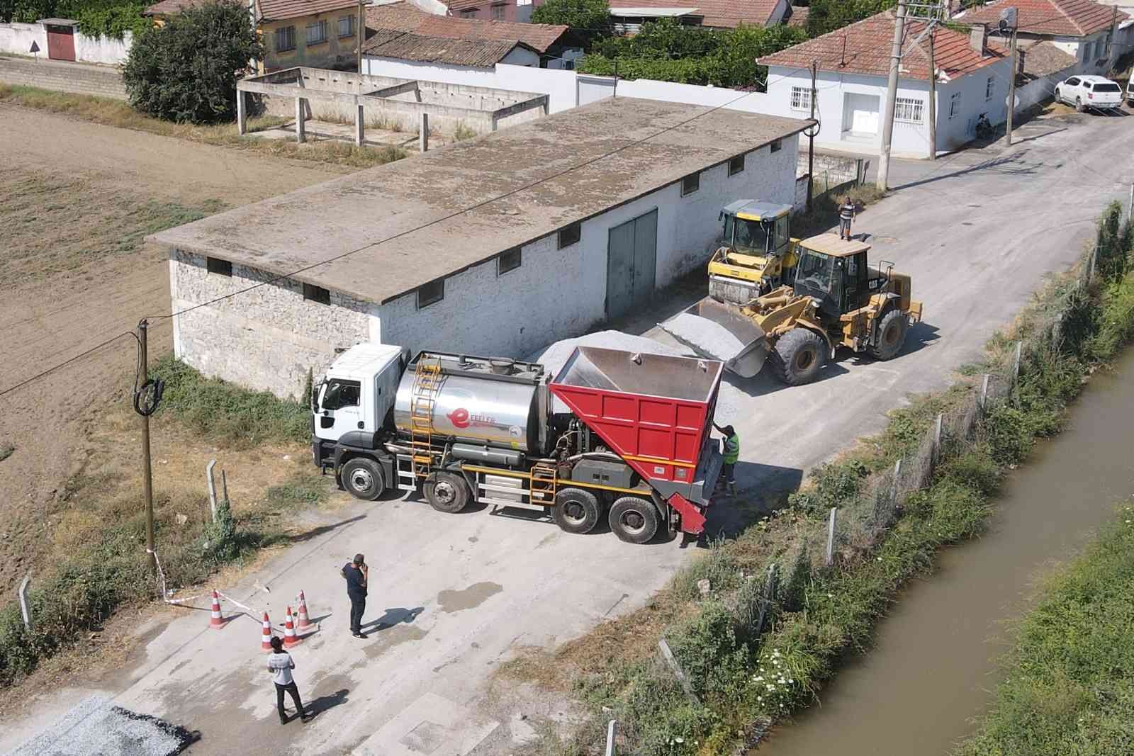 Efeler’de 15 yıllık yol sorunu asfalt aracıyla sona erdi