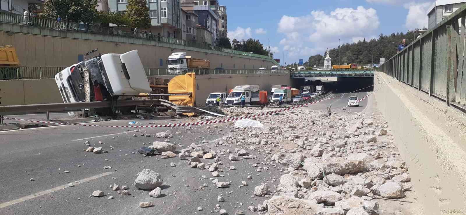 Çekmeköy’de moloz yüklü hafriyat kamyonunun devrildi