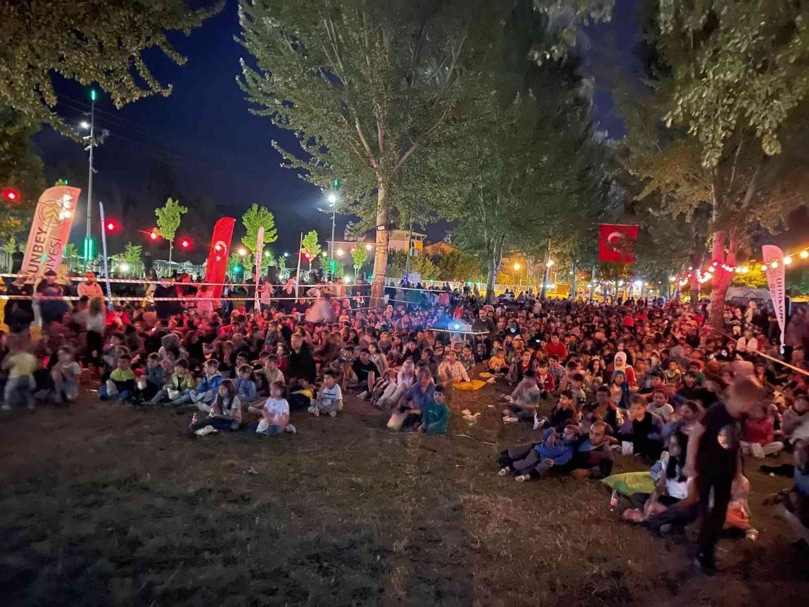 Dursunbey’de açık hava sineması ilgi gördü