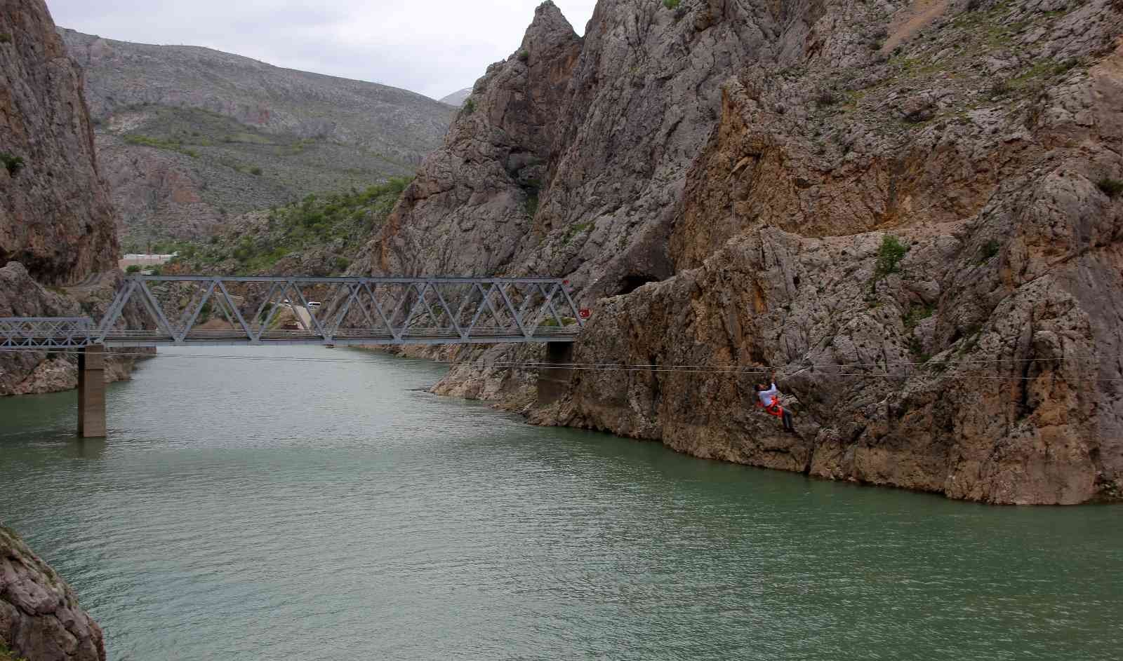 1897’li yıllarda kanyonlardan geçmek için icat edilen ve günümüzde eğlence sektöründe hızla gelişen zipline, Kemaliye’de ilgi görüyor