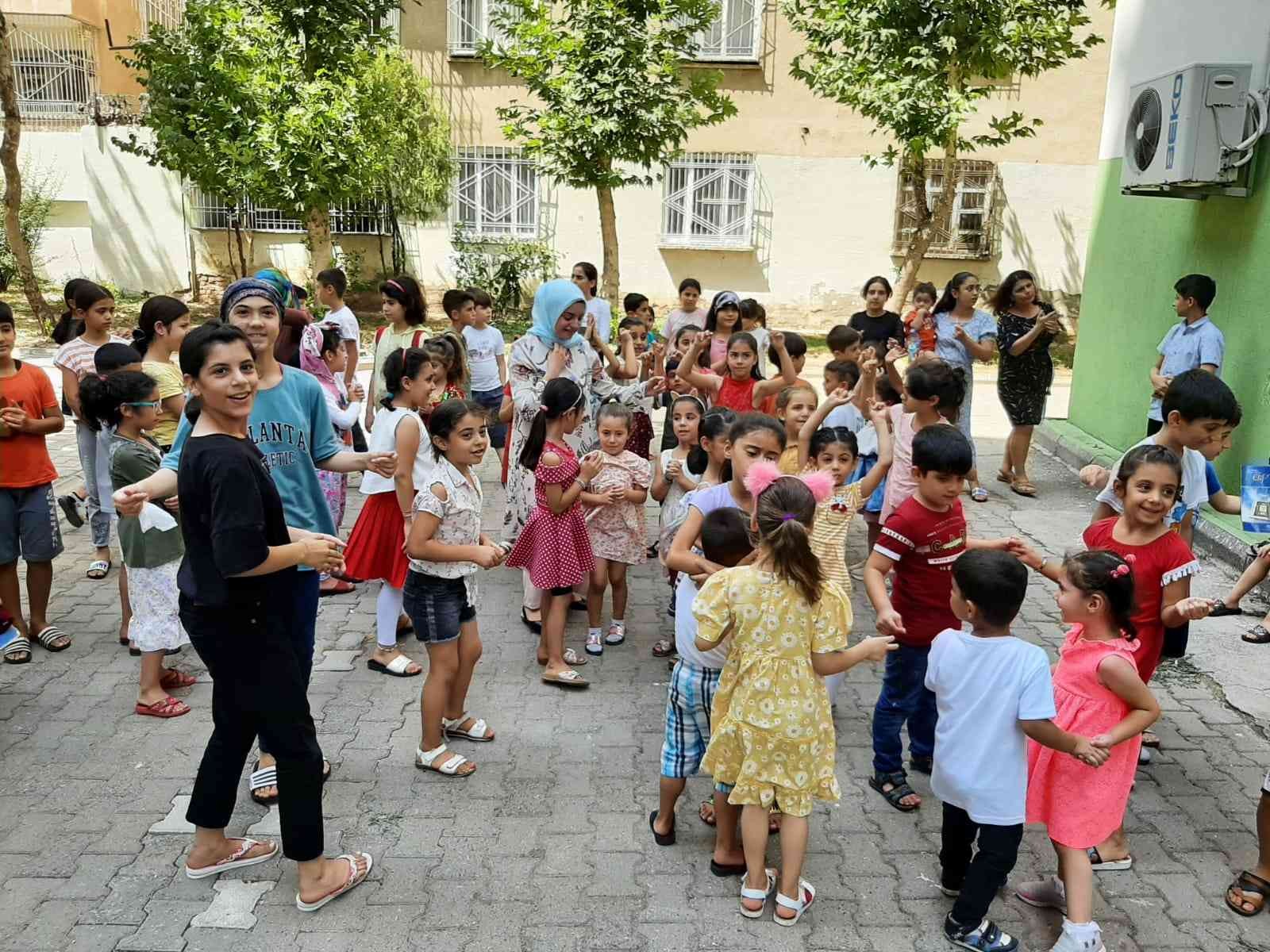 Minikler mezuniyetlerini oyun havalarıyla kutladı