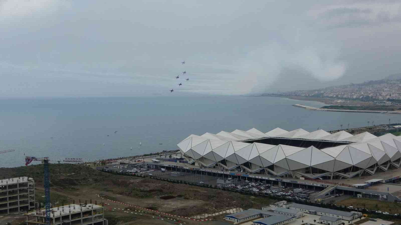 Türk Yıldızları’nın Trabzon semalarındaki gösteri uçuşu nefes kesti