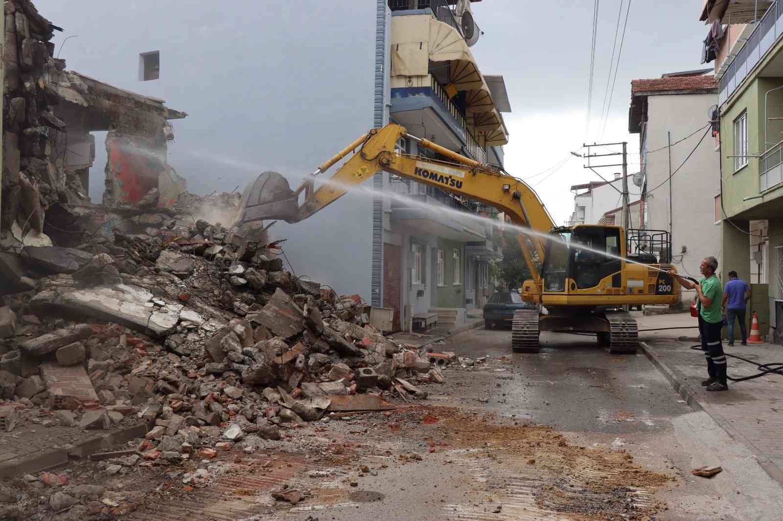 Tehlike oluşturan metruk binalar yıkılmaya devam ediyor