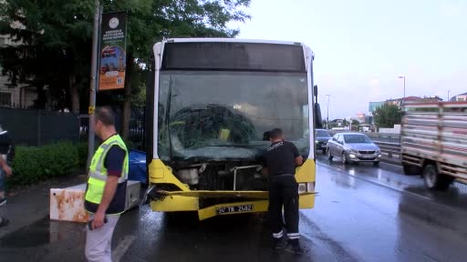 Üsküdar’da İETT otobüsü kaza yaptı, otobüsün boş olması faciayı önledi