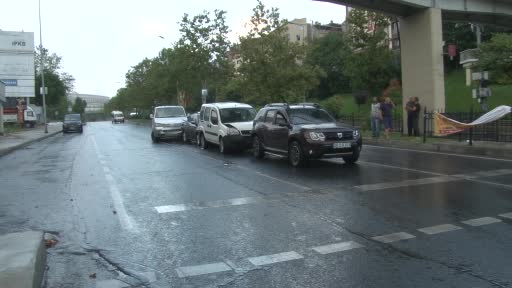 Yağmurun etkisiyle kayganlaşan yolda 4 araç birbirine girdi