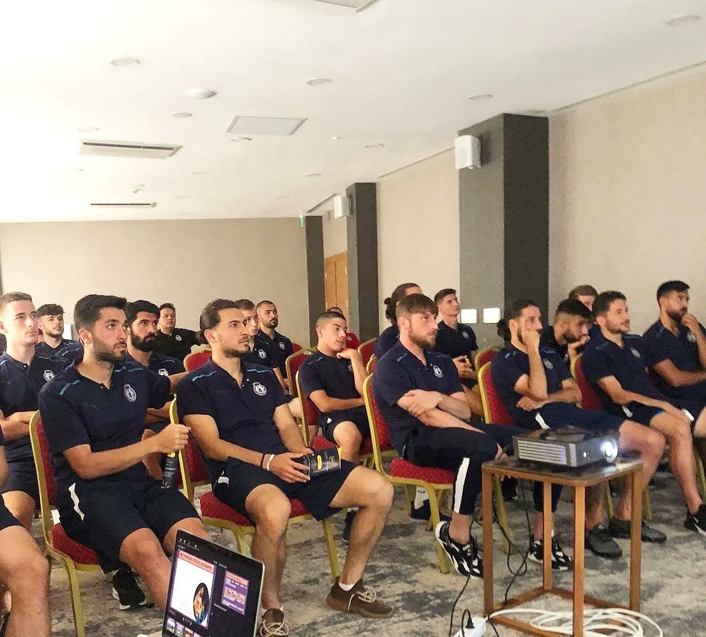 Afyonsporlu futbolculara beslenme eğitimi verildi