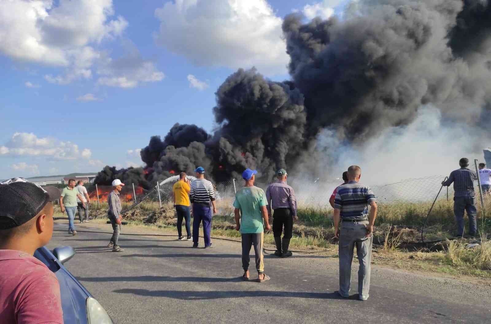 Lastik yangınından çıkan dumanlar gökyüzünü kapladı