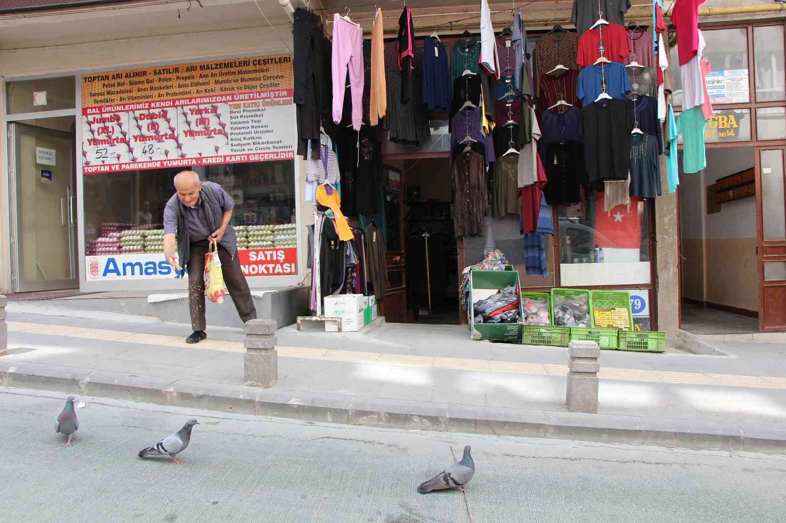 83 yaşındaki esnaf siftah parasıyla kuşlara yem alıyor