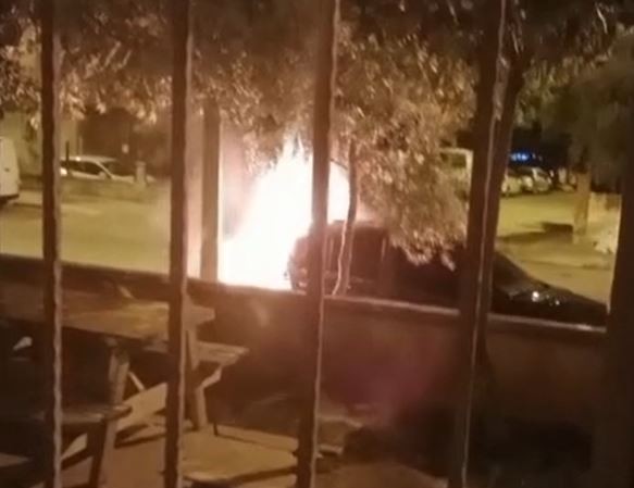 Park halindeki otomobil alev alev yandı