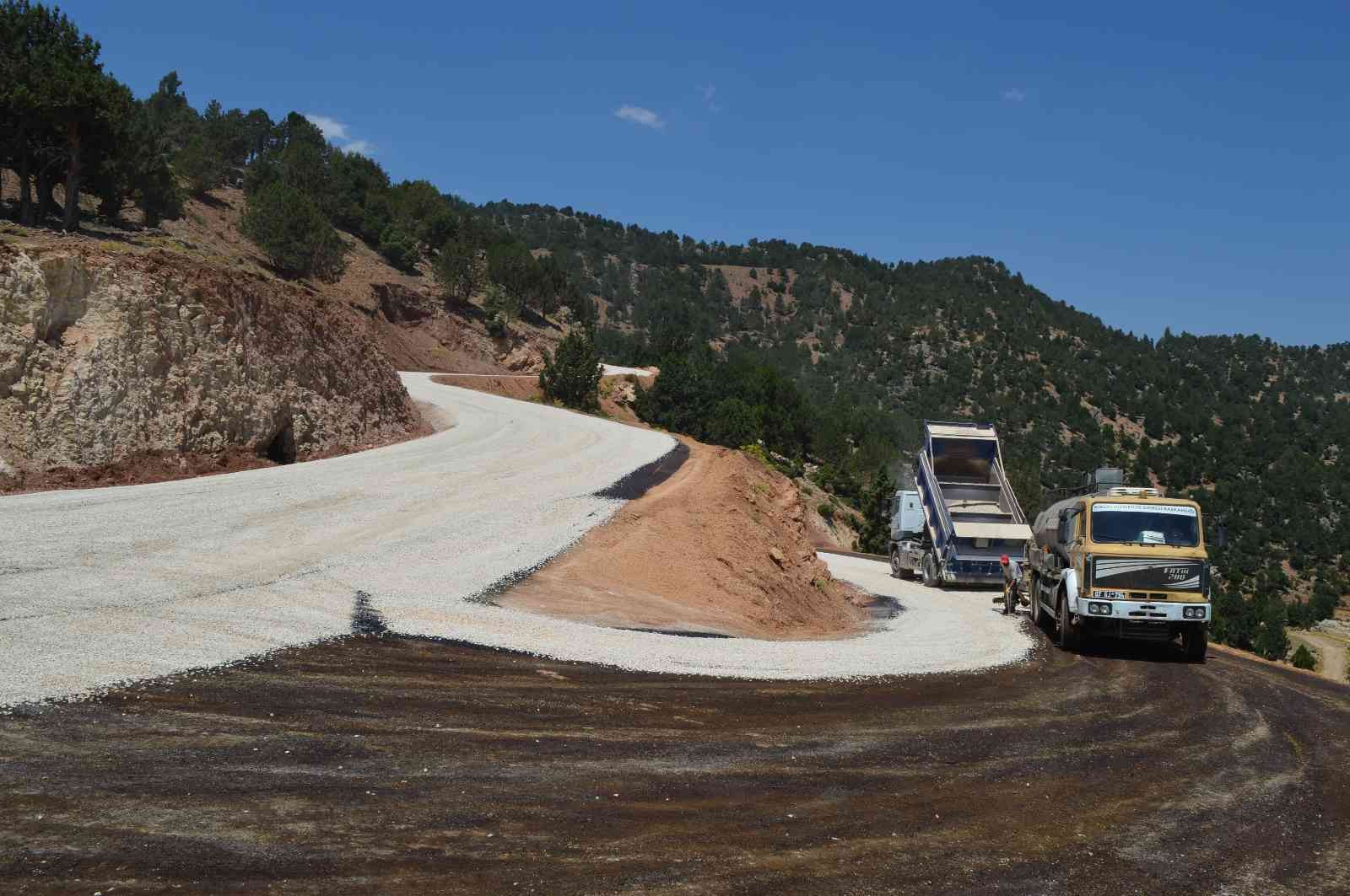 Elmalı Yuva Yayla Yolunda sathi asfalt çalışması