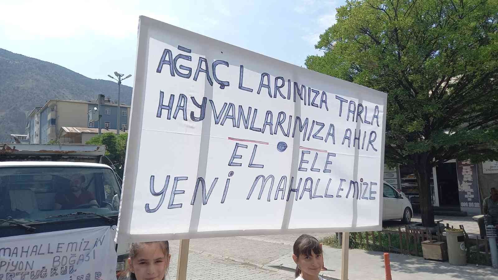 Sular altında kalacak olan ahır ve tarım arazileri için yürüyüş yaptılar