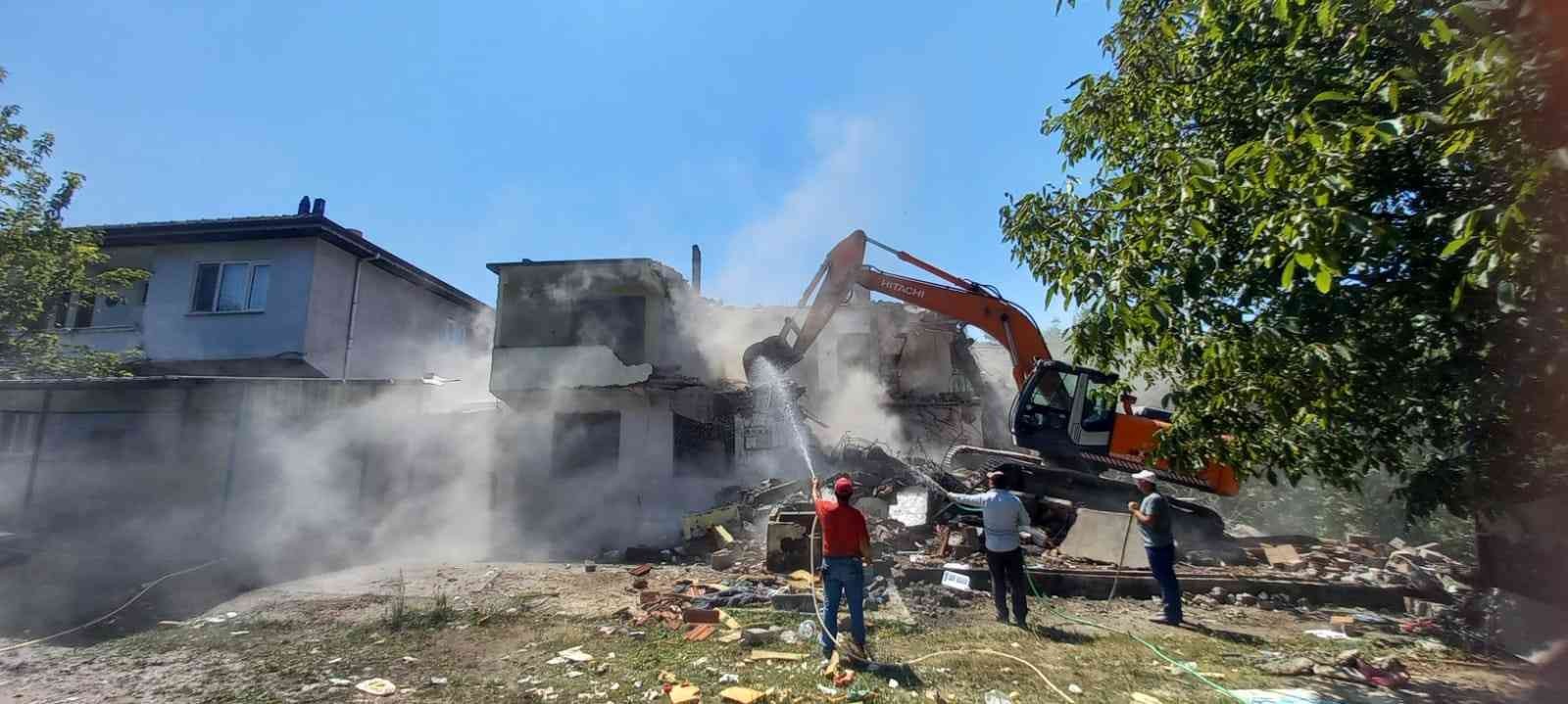 Yenice’de afetten zarar gören 8 evin daha yıkım işlemleri başladı