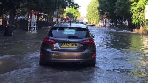 İngiltere’de su borusu patladı, sokaklar göle döndü