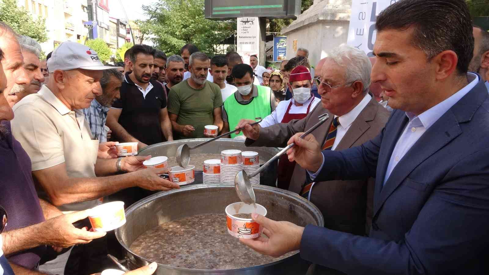 Bingöl’de vatandaşlara aşure ikram edildi