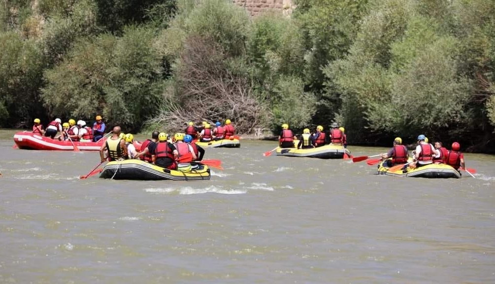 Karasu Nehri’nde rafting keyfi