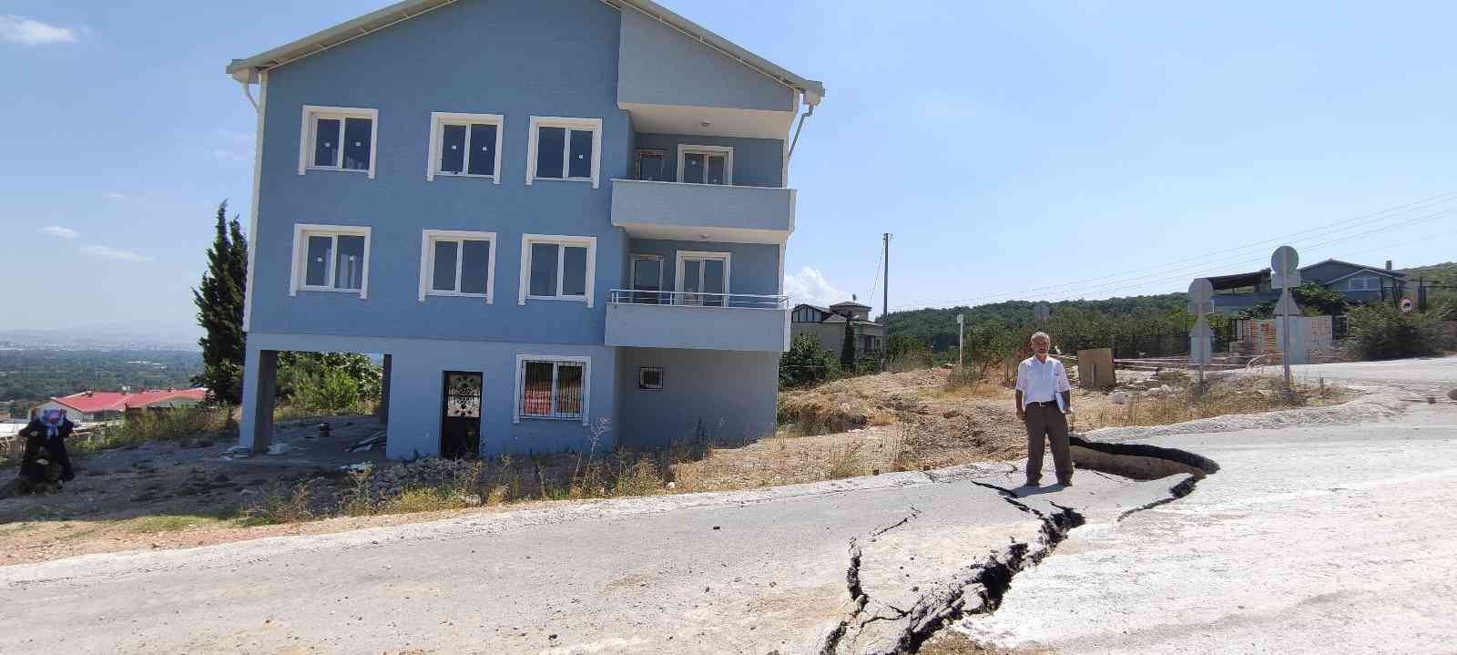 Deprem gibi...İnşaat çalışması karayolu ve evlerin bahçesini böyle çökertti