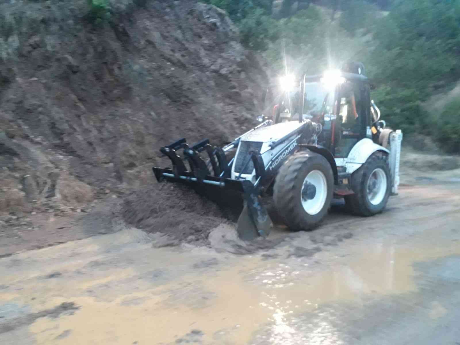 Aydın Büyükşehir Belediyesi sağanak yağış sonrası olumsuzluklara anında müdahale etti