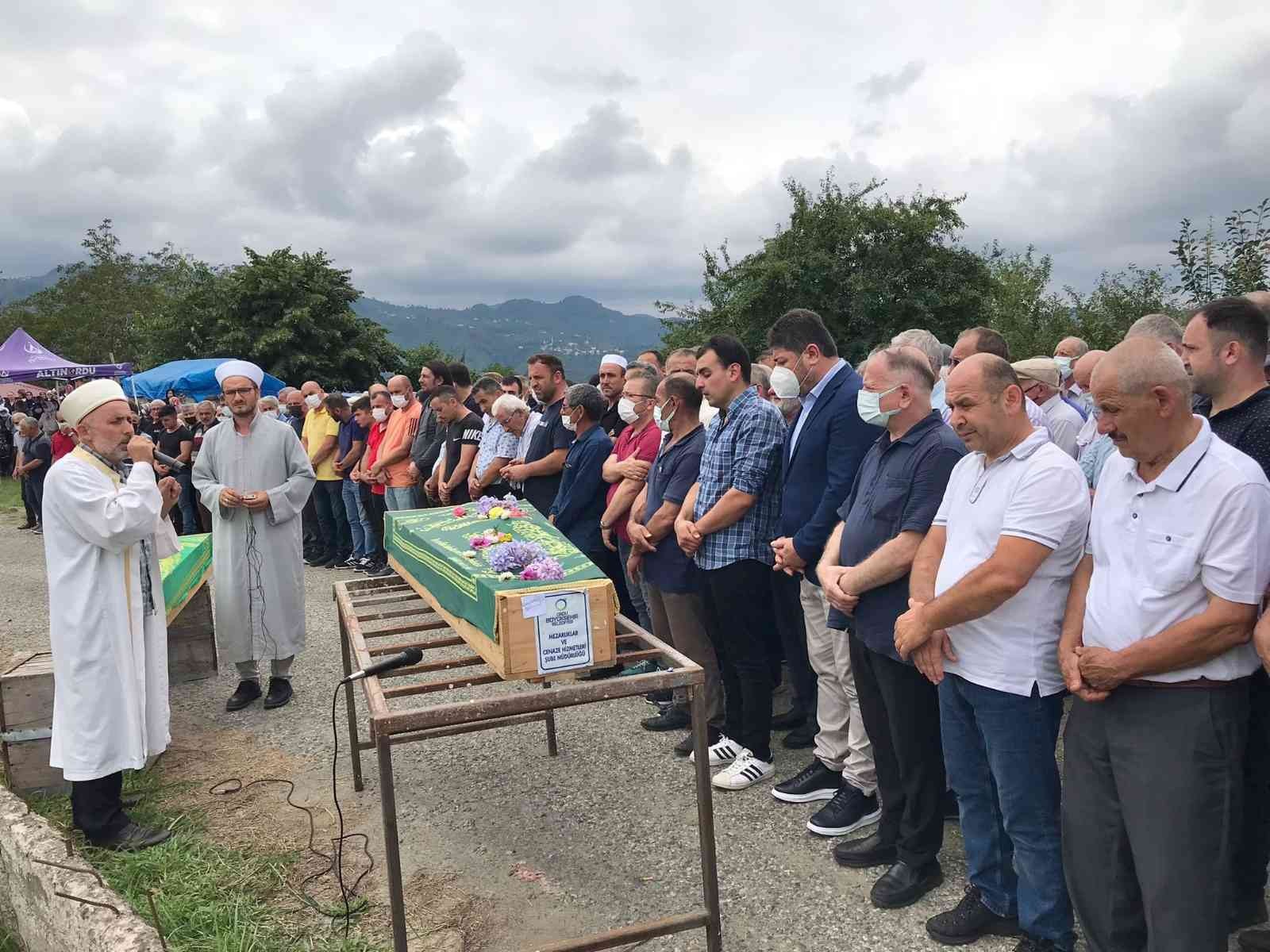 Otobüsün karıştığı kazada hayatını kaybeden baba-oğul toprağa verildi