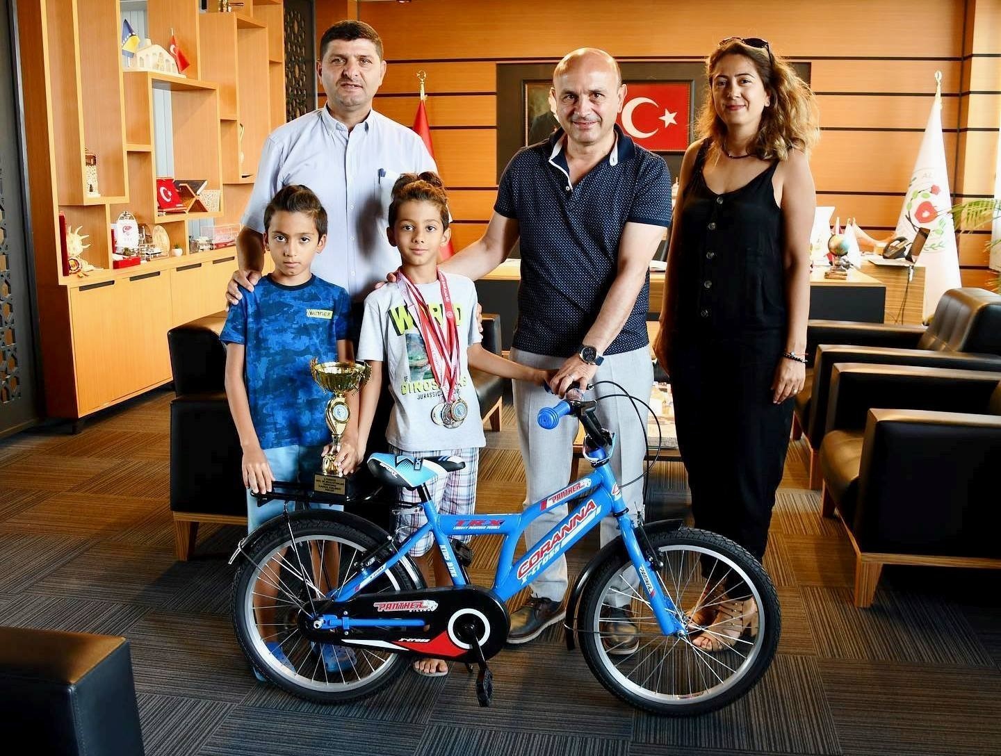 Başkan Oral’dan Türkiye ikincisi Deniz Yıldırım’a bisiklet