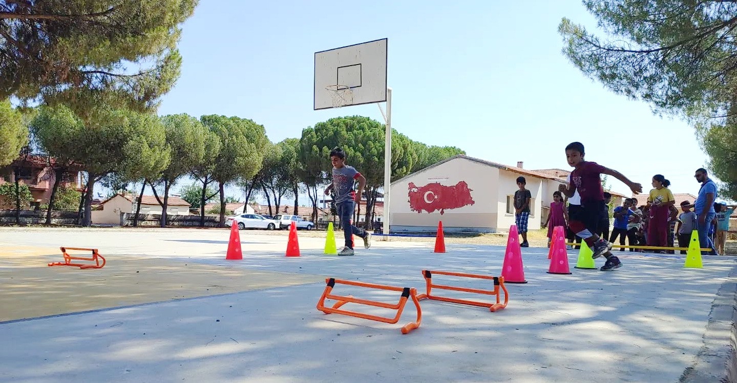 Manisa’da mevsimlik tarım işçileri çocuklarına spor panayırı etkinliği