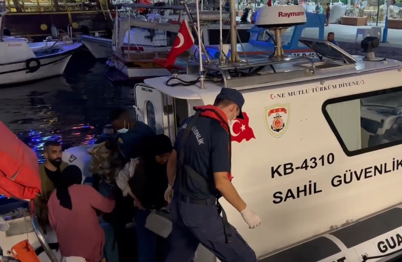 Yunanistan’ın ölüme ittiği 130 göçmen Sahil Güvenlik ekiplerince kurtarıldı