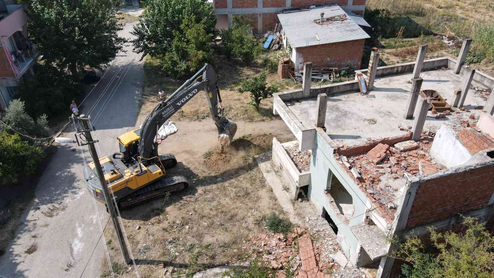 Nazilli’de kamulaştırılan yapılar yıkılarak imar yolları açılıyor