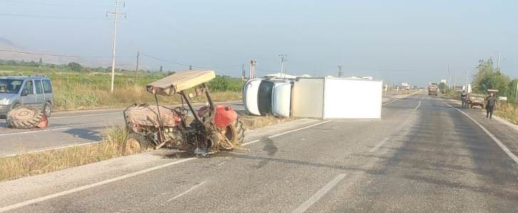 Alaşehir’de traktör ile ticari araç çarpıştı: 2 yaralı