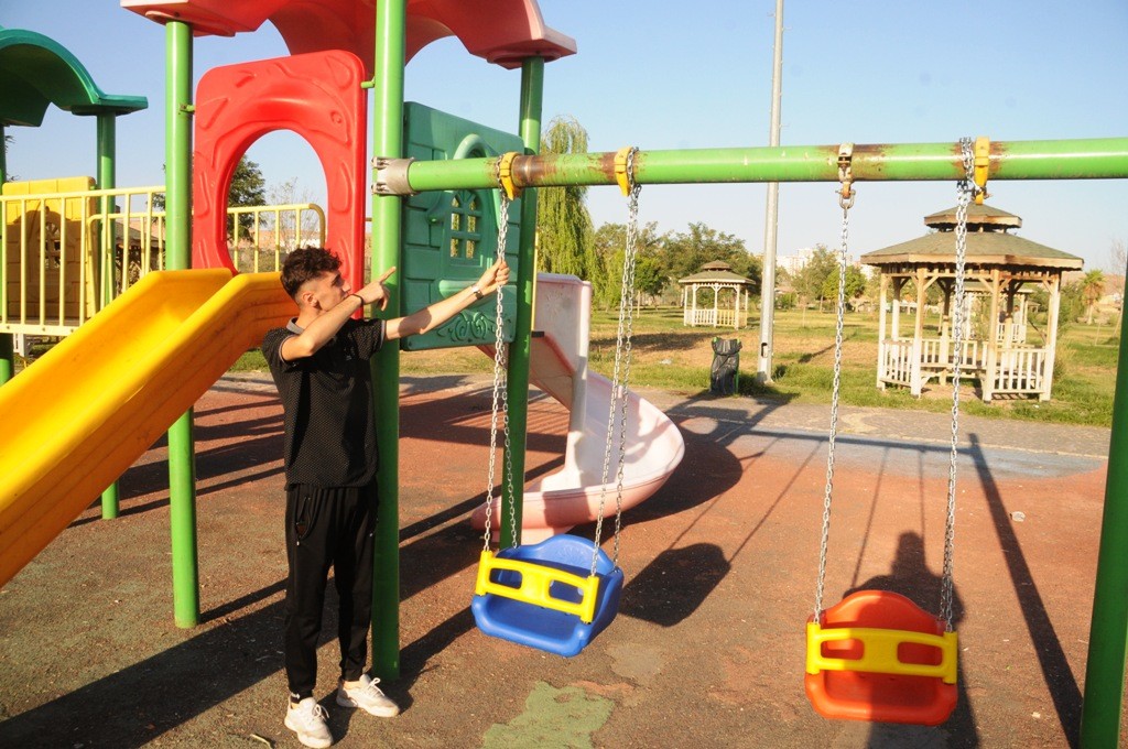 Cizre’de parklardaki oyuncaklar tehlikeye saçıyor
