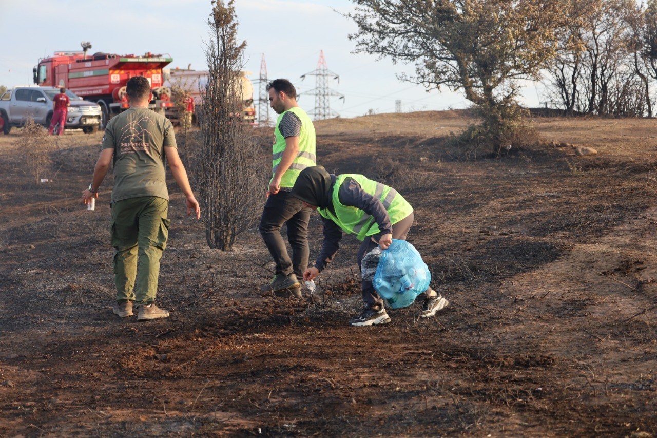 Gönüllüler, yanan ormanlık alandaki çöpleri topladı