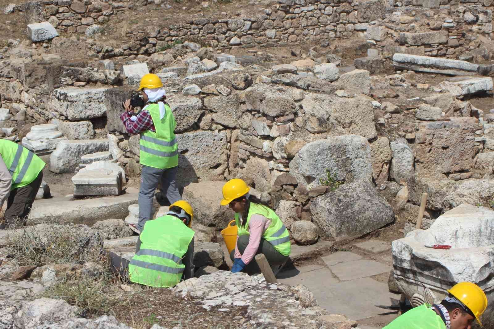 Uşak’ta 7 bin yıllık tarihi gün yüzüne çıkartılıyor