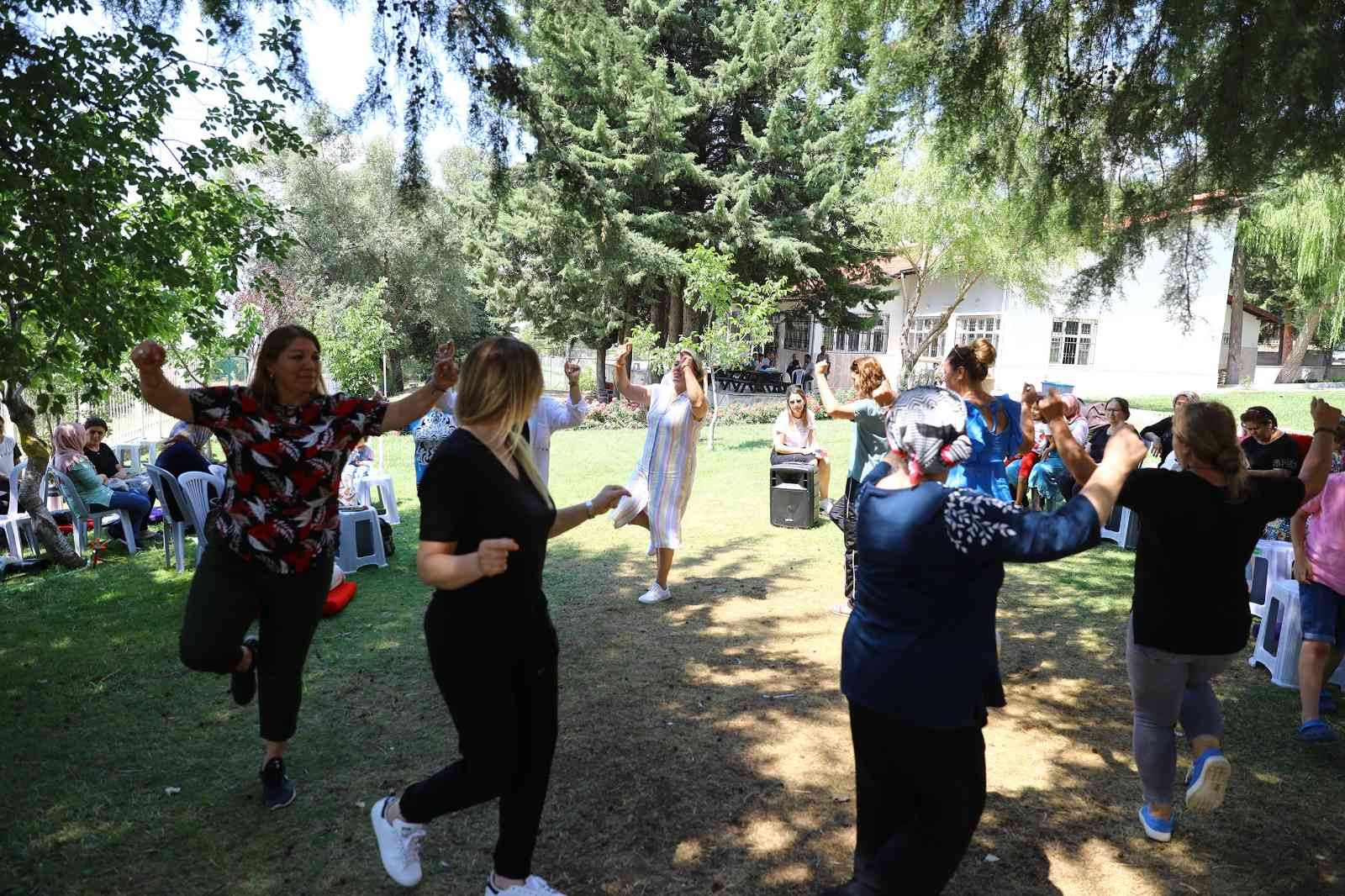 Yaz kampında buluşan kadınlar harmandalıyla eğlendi