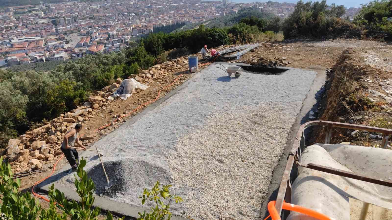 Gemlik’te tarım arazilerine giden yollar yenileniyor