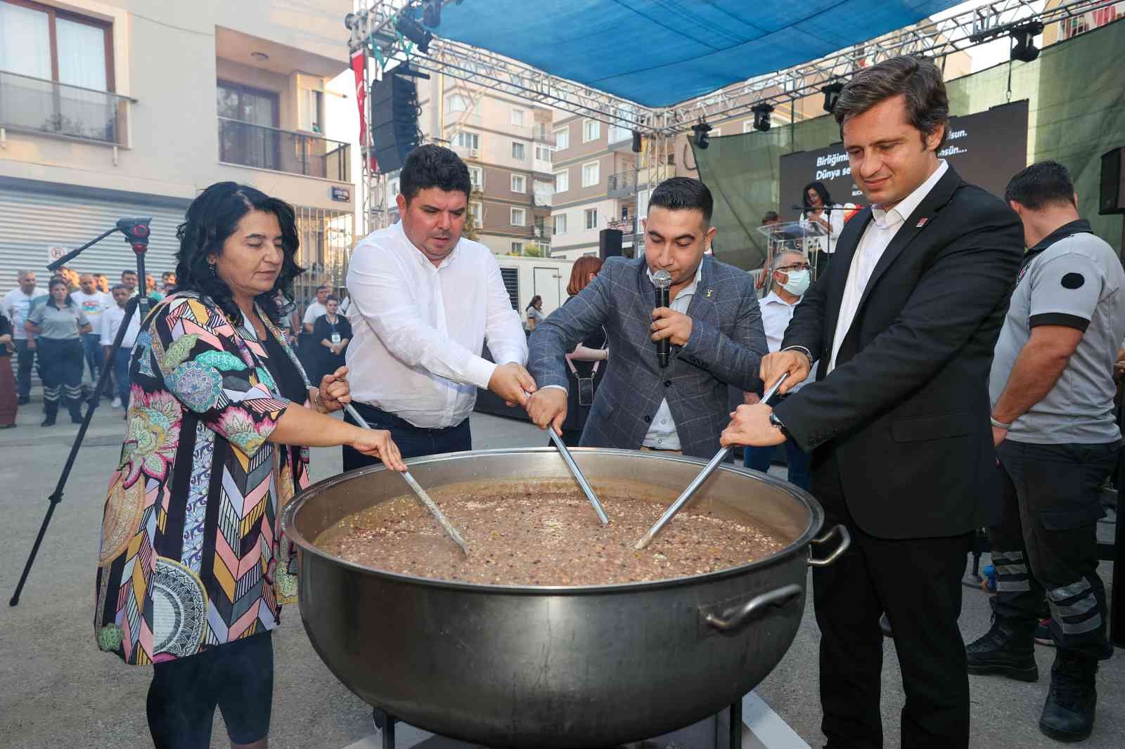 Buca’da geleneksel aşure ikramı