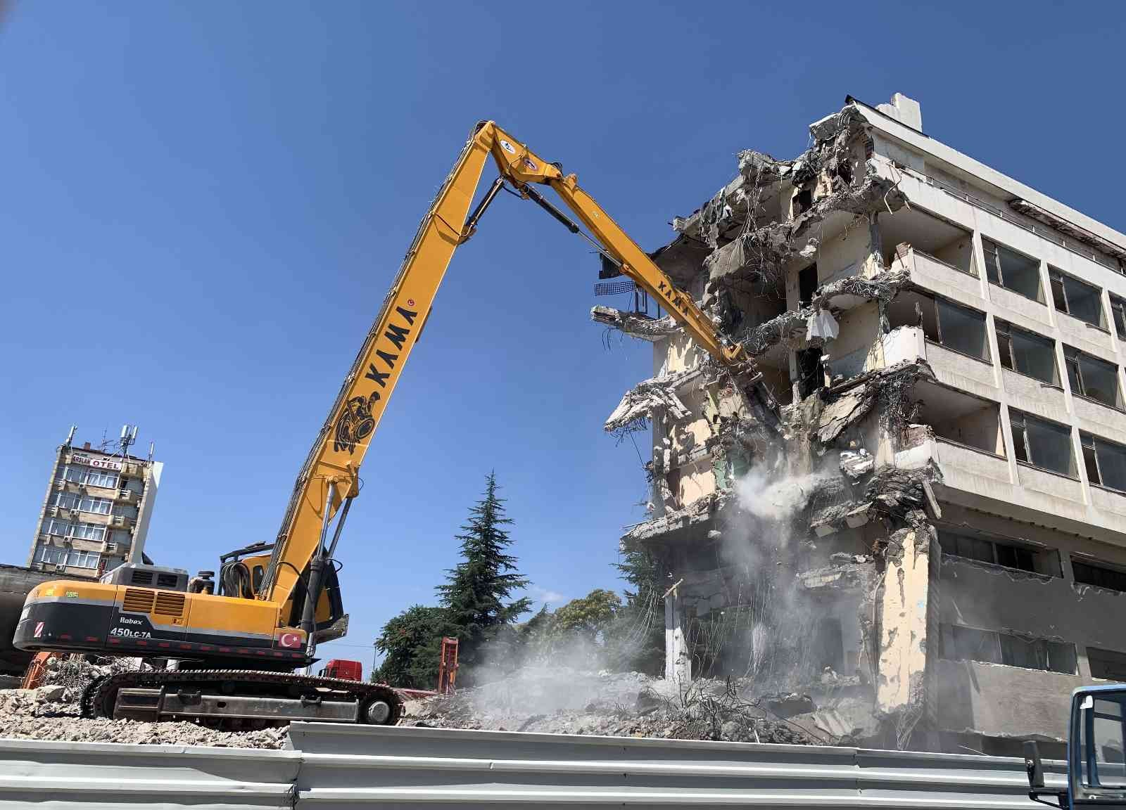 Tarihi otelin yıkımı sürüyor