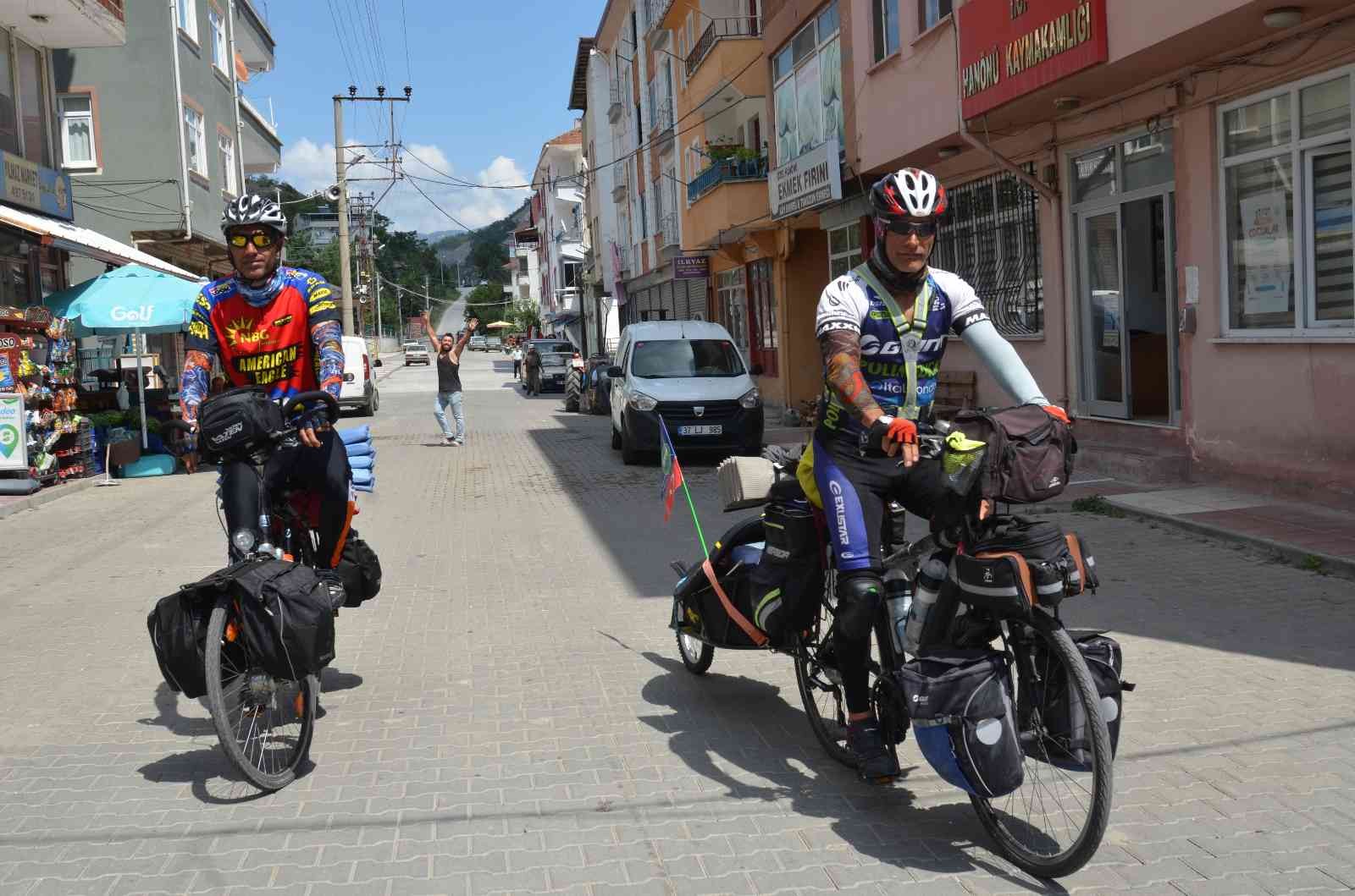 Dünya barışına dikkat çekmek için bisikletle pedal çeviriyorlar