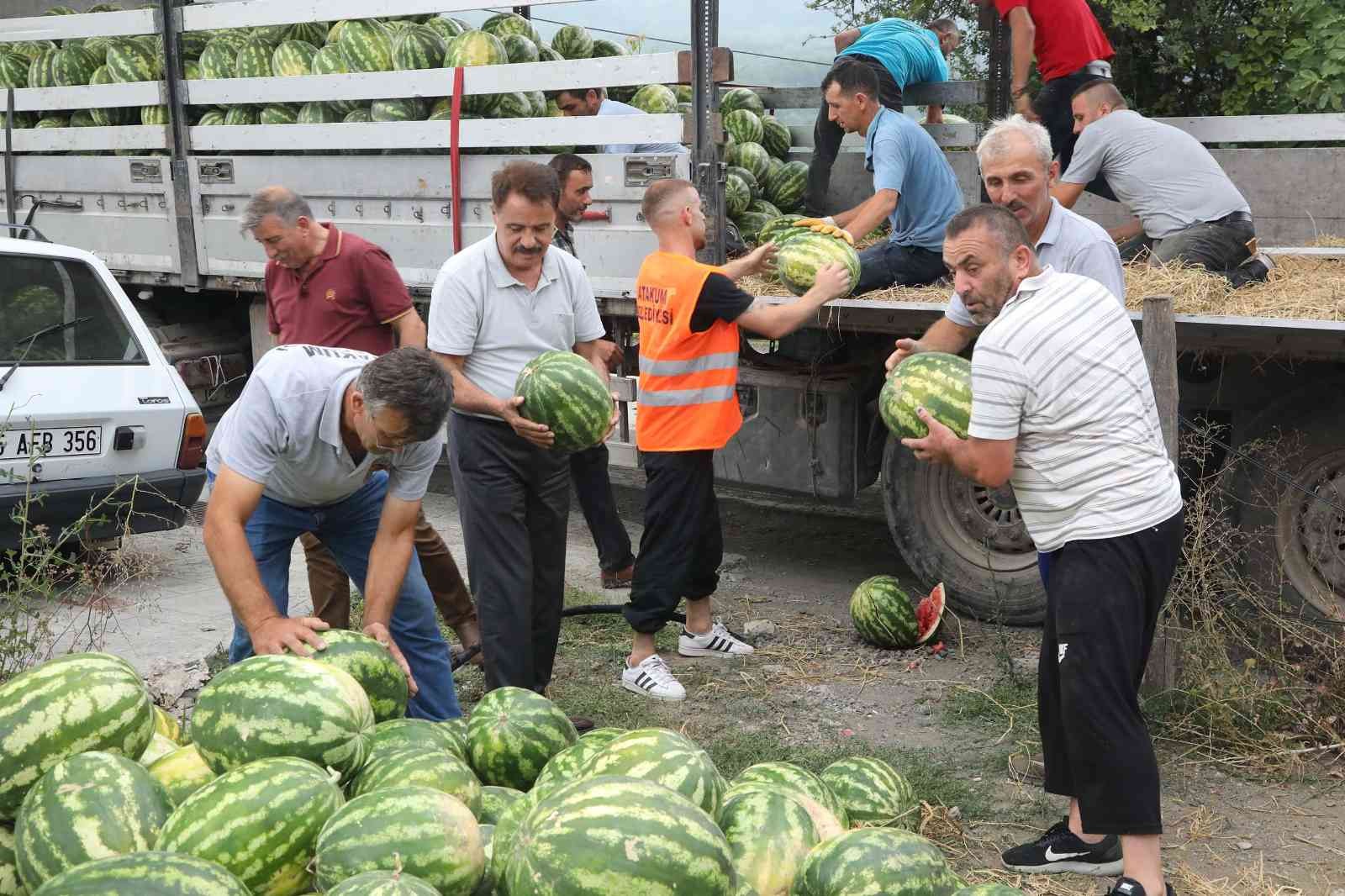 “Karpuz tarlada kalmasın” kampanyası kırsal mahallelerle büyüyor