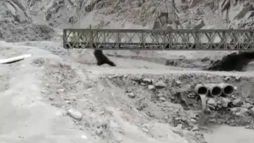 Pakistan’da köprü sel sularına kapıldı