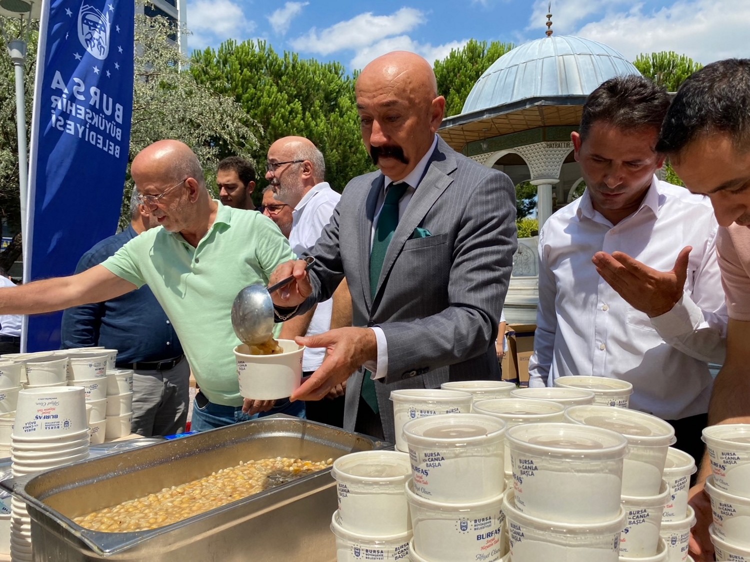 Bursa Büyükşehir’den 10 bin kişiye aşure ikramı