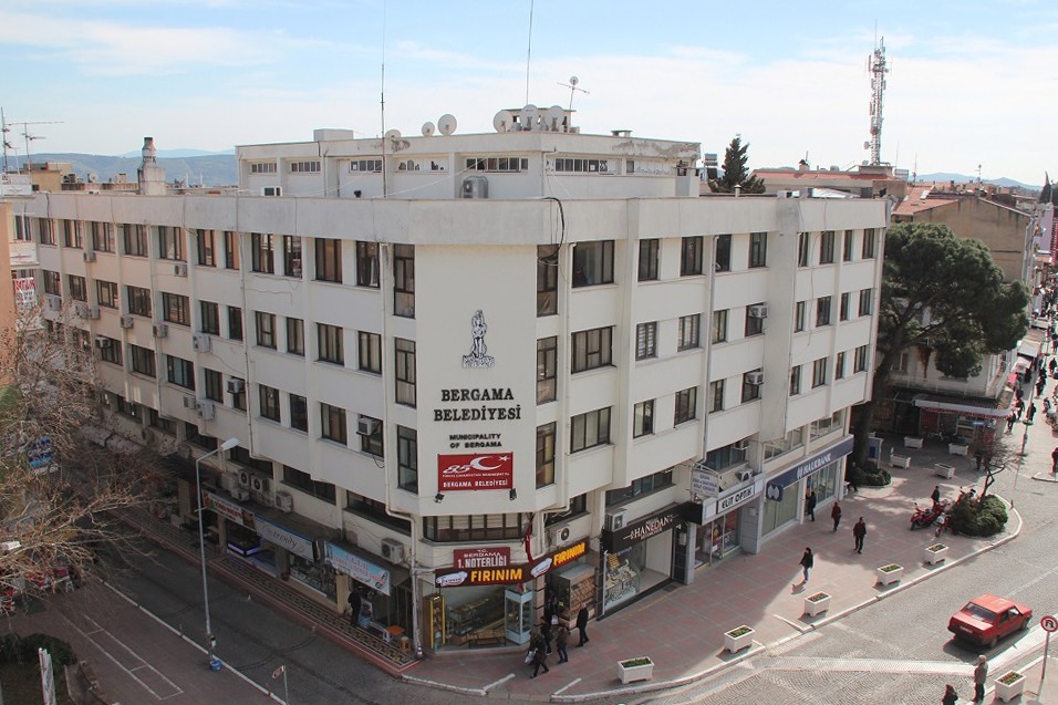 Deprem nedeniyle boşaltılan Bergama Belediyesi binası için karar ay sonunda verilecek