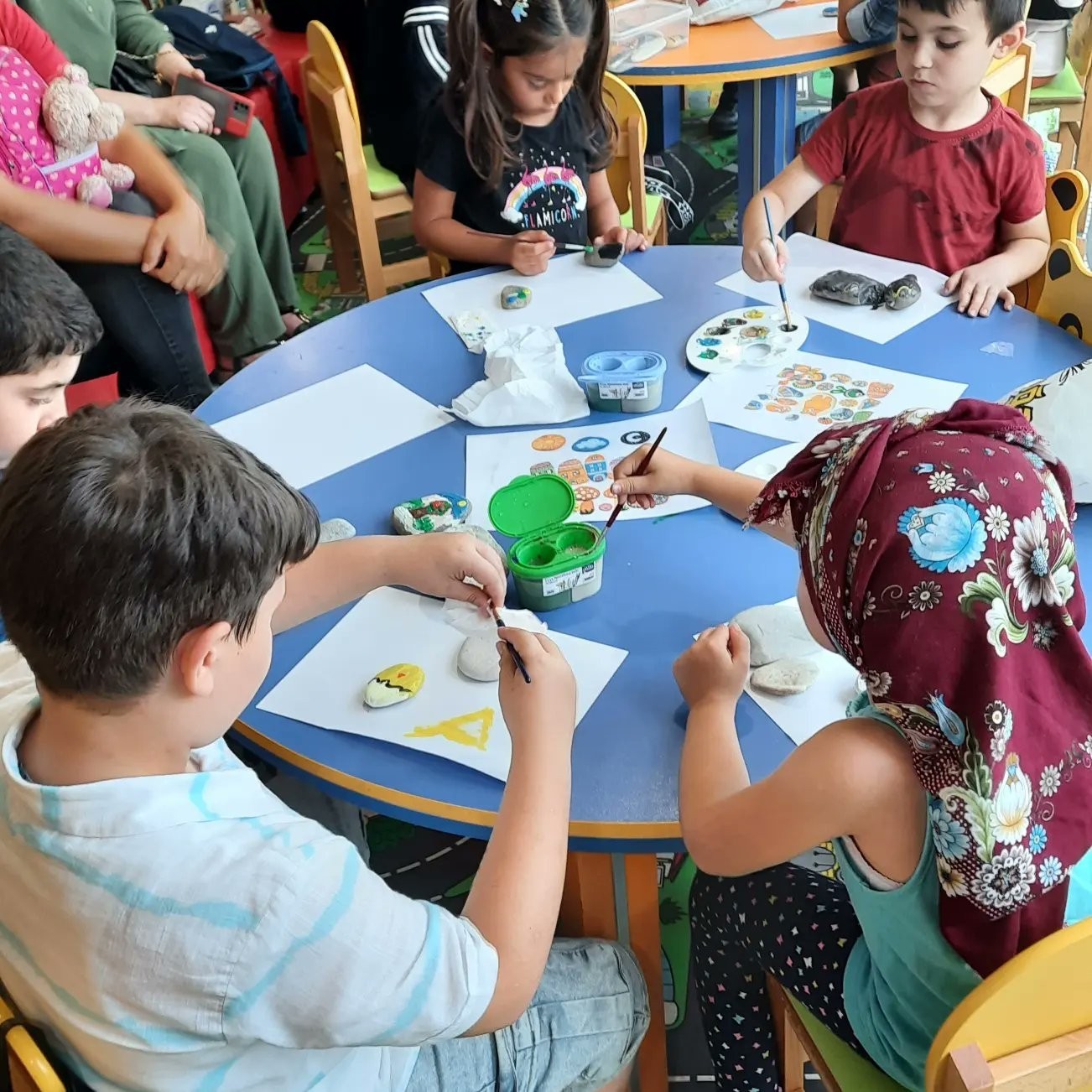 Kütüphanede taş boyama etkinliği yapıldı