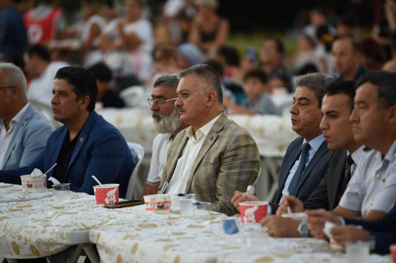 Vali Yazıcı,Döşemealtı’nda aşure lokması etkinliğine katıldı