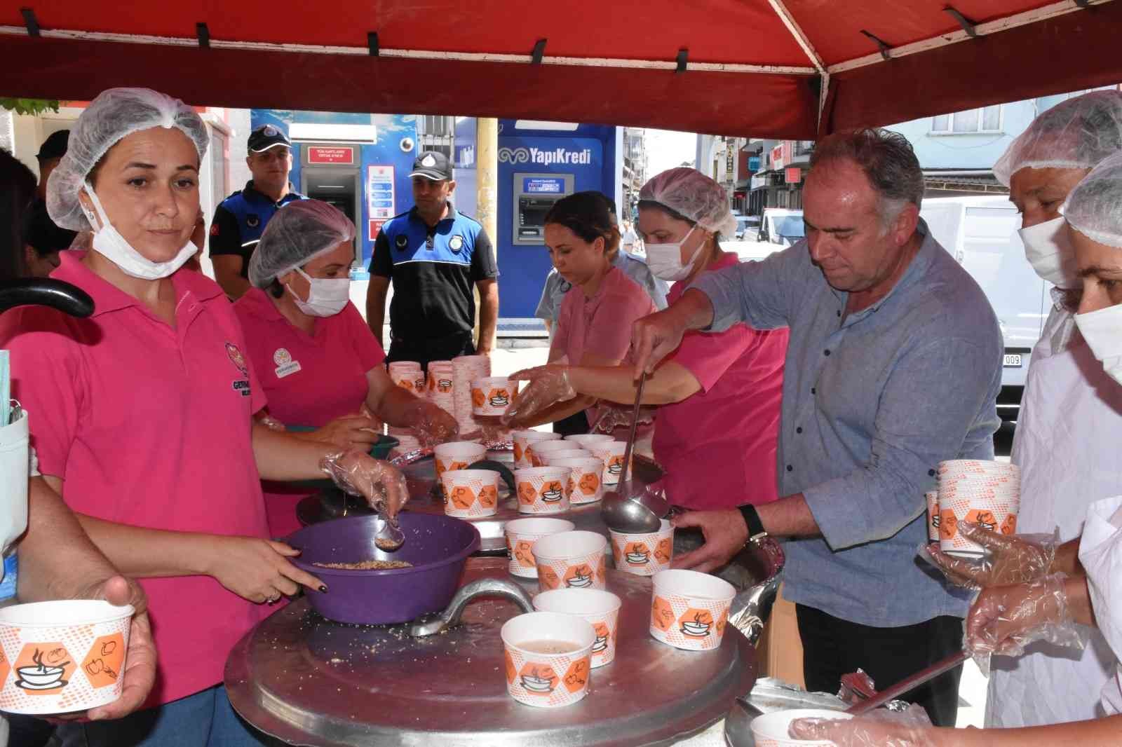 Germencik Belediyesi Ortaklar Mahallesi’nde aşure dağıttı