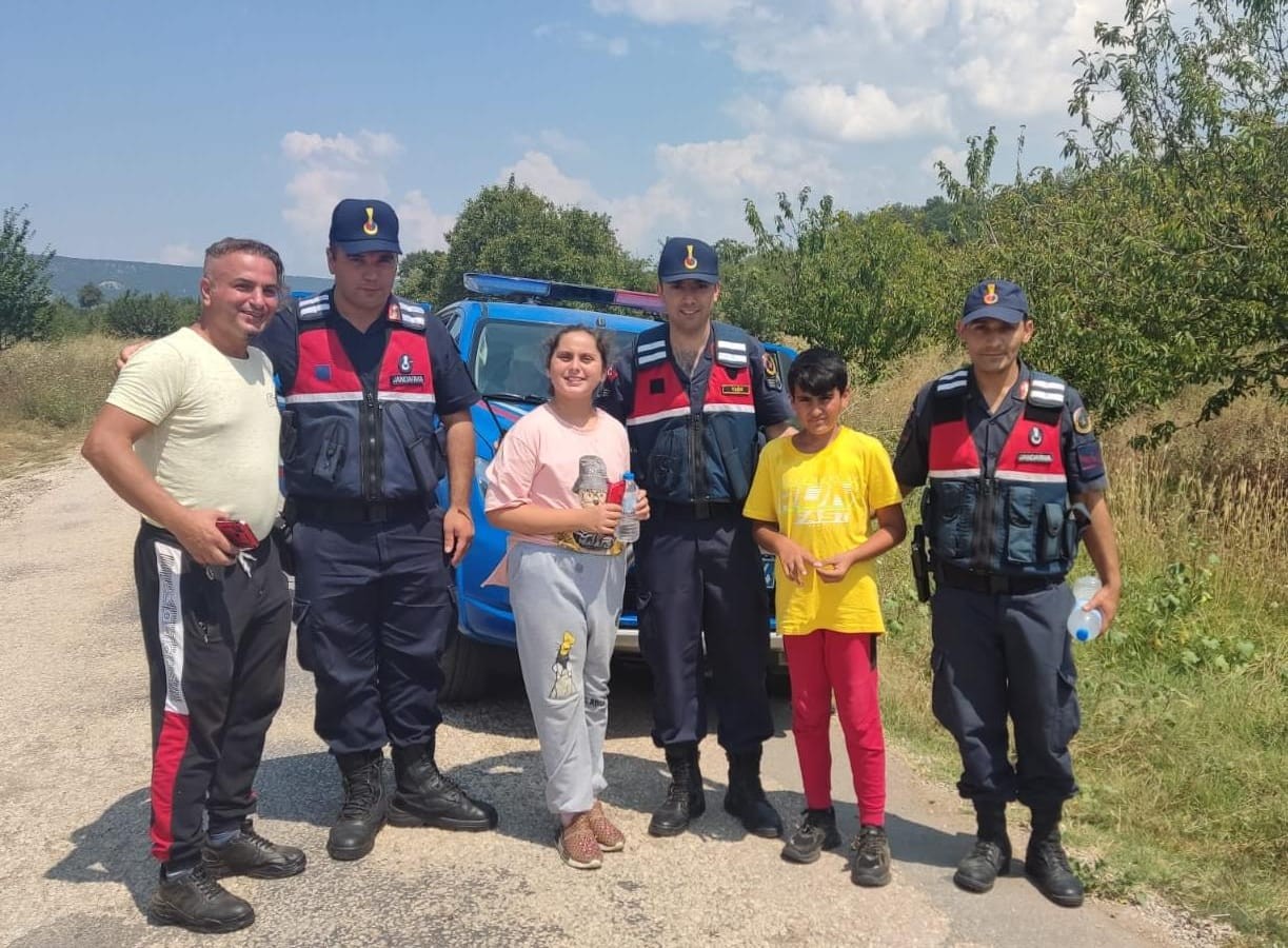 Kaybolan iki çocuğu 1 saat içinde bularak ailelerine teslim ettiler