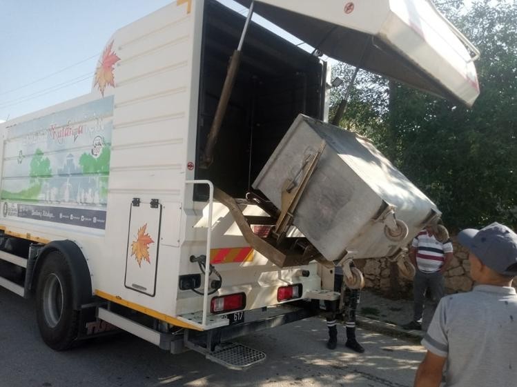 Aslanapa Belediyesi’nden evsel atık, kül ve çöp konteyneri temizliği